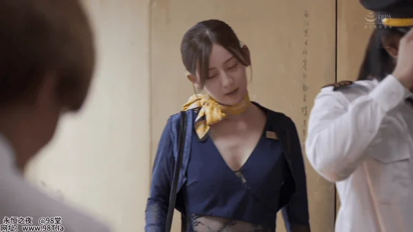 迪丽热巴-背着老公和机长偷情.gif