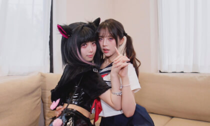 Interaction-between-two-beautiful-models-k.jpg